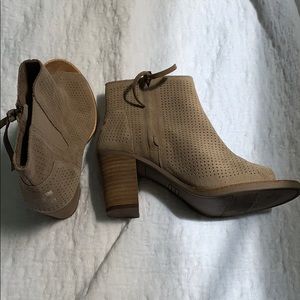 Tom’s peep toe bootie